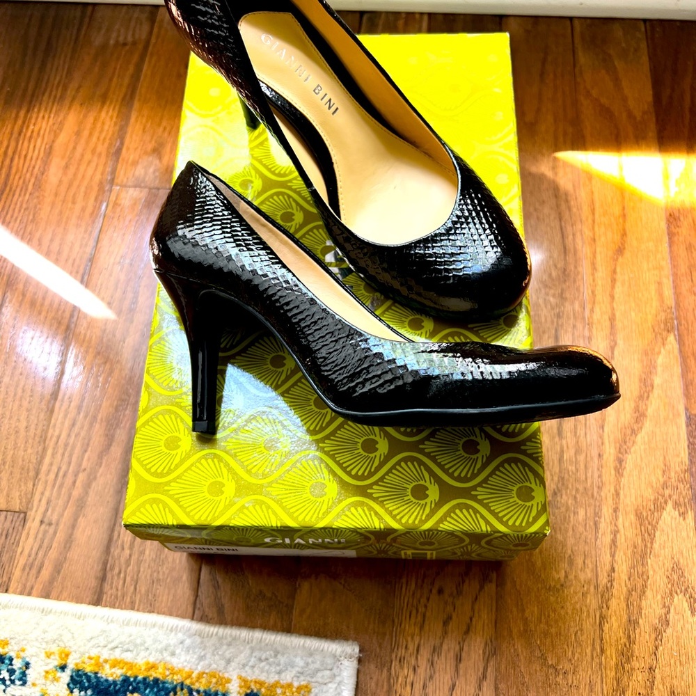 Black snakeskin like pumps.